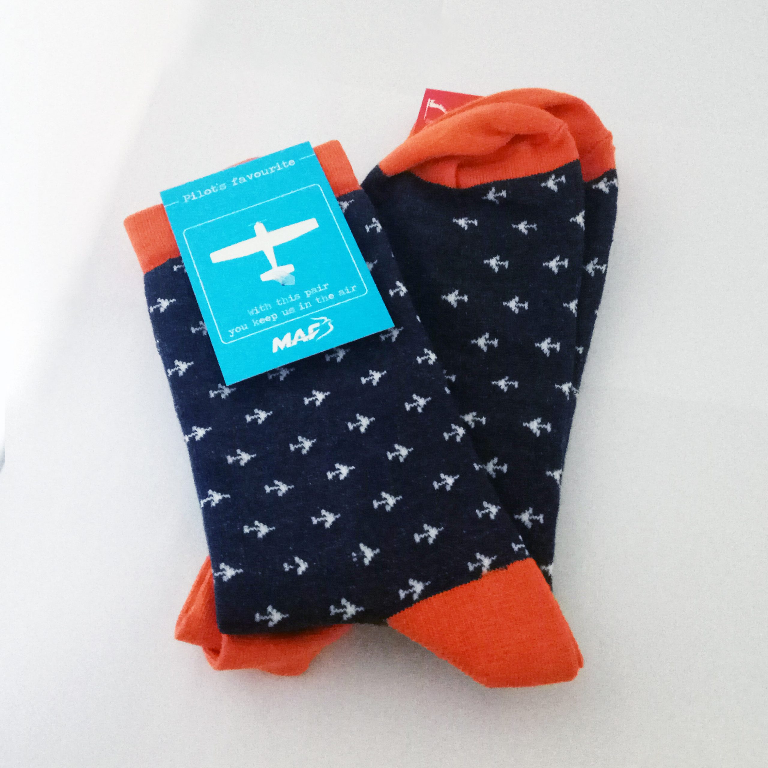 Donkerblauw met kleine witte vliegtuigen