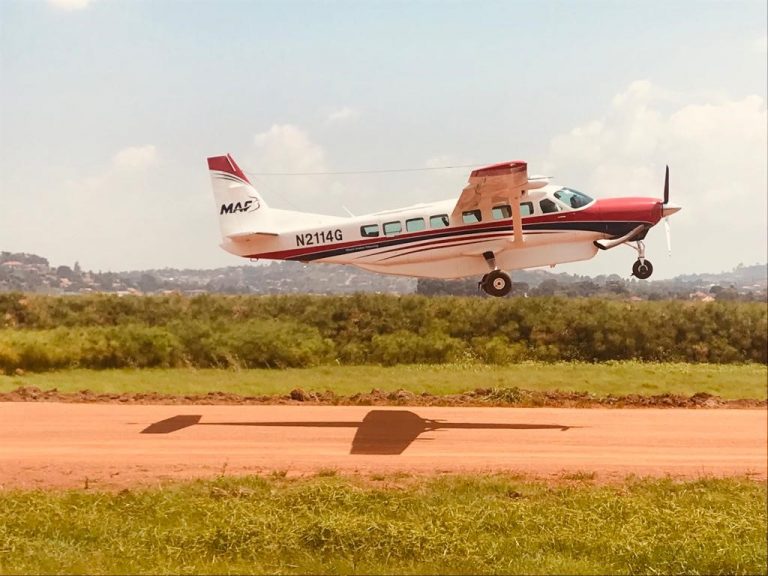 Dit is de link naar de pagina met alle vliegtuigen. De afbeelding toon de N2114G die KIajjansi verlaat en op weg is naar Guinea. MAF vliegt waar wegen eindigen in afgelegen gebieden.