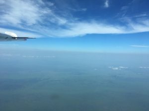 Vliegtuig boven Zuid-Soedan na een vlucht voor medicijnen en vluchtelingen uit Soedan.