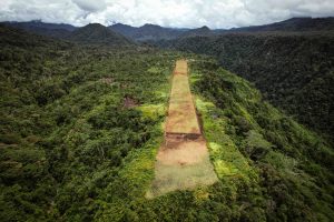 Luchtopname van de landingsbaan van Sikoi, een afgelegen gemeenschap in Papoea-Nieuw-Guinea.