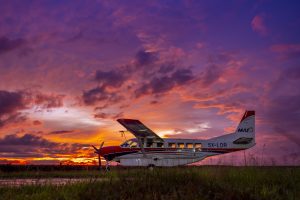 De Cessna 208 met registratienummer 5X-LDR staat voor een prachtige zonsopgang.